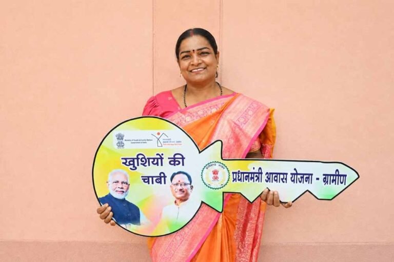जनसमस्या निवारण शिविर में मिली प्रधानमंत्री आवास योजना की चाबी, चेहरे पर आई खुशी