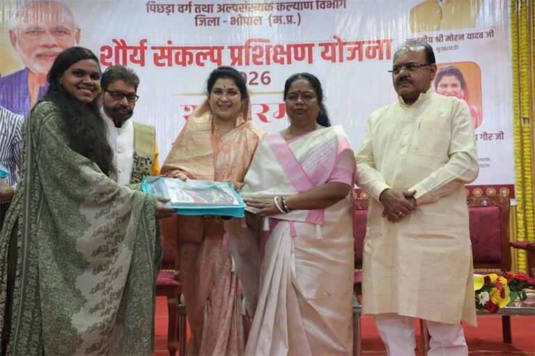 भोपाल, नर्मदापुरम और रायसेन के चयनित अभ्यर्थियों को वितरित की किट