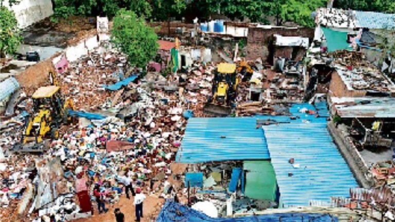 आवास को लेकर बढ़ी खींचतान: झुग्गियों पर सरकारी कर्मचारियों ने भी ठोका हक