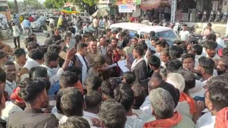 नीमच में आक्रोशित भीड़ ने किया हंगामा, कार्रवाई की मांग पर अड़े रहे लोग
