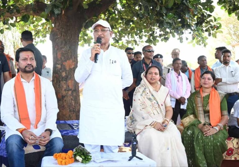 खाट में बैठकर मुख्यमंत्री ने ग्रामीणों से किया सीधा संवाद, सुनी समस्याएं, समाधान के दिए निर्देश
