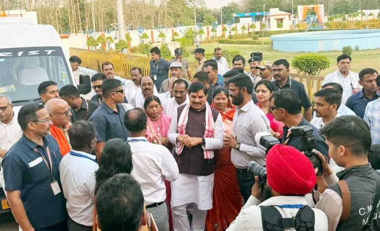 मुख्यमंत्री डॉ. यादव सिंगरौली में बस से पहुंचे कार्यक्रम स्थल