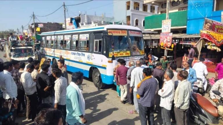 40 किलो गेहूं गायब होने से भड़का मजदूर, सड़क पर धरने पर बैठ बस रुकवाई