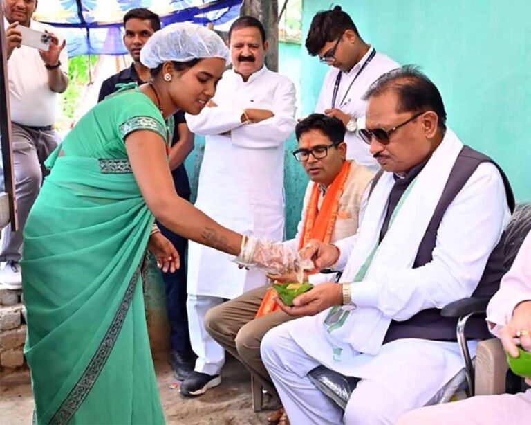 मुख्यमंत्री विष्णुदेव साय ने लेमरू में मंजू बहन के स्टॉल पर चखा गुपचुप, आत्मीय संवाद में जानी सफलता की कहानी