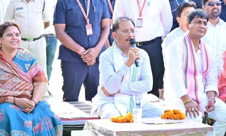 कमरौद में ग्रामीणों से आत्मीय संवाद, योजनाओं की जमीनी स्थिति का लिया फीडबैक