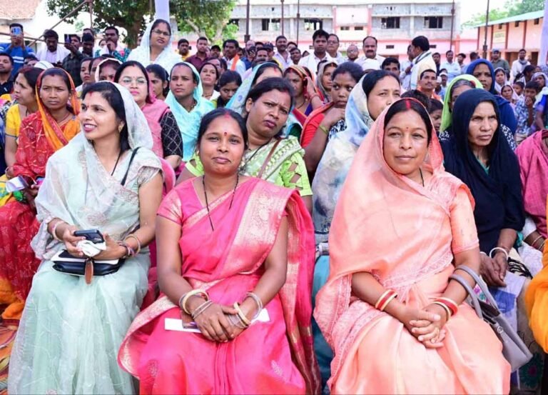 खाट में बैठकर ग्रामीणों से किया संवाद: सुनी समस्याएं, समाधान के दिए निर्देश