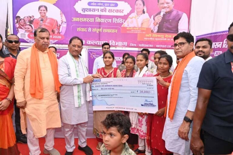 विभिन्न योजनाओं के हितग्राहियों से किया संवाद