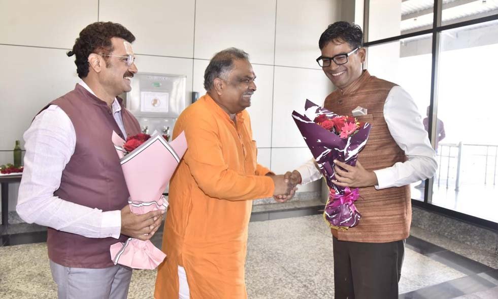 गर्मजोशी से हुआ वित्तमंत्री ओपी चौधरी का स्वागत, समर्थकों में दिखी खुशी