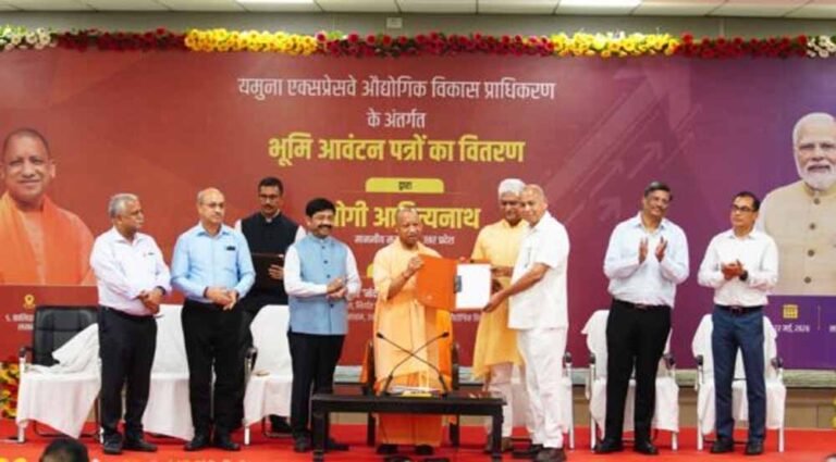 मुख्यमंत्री योगी आदित्यनाथ ने 17 निवेशकों को सौंपे आवंटन पत्र