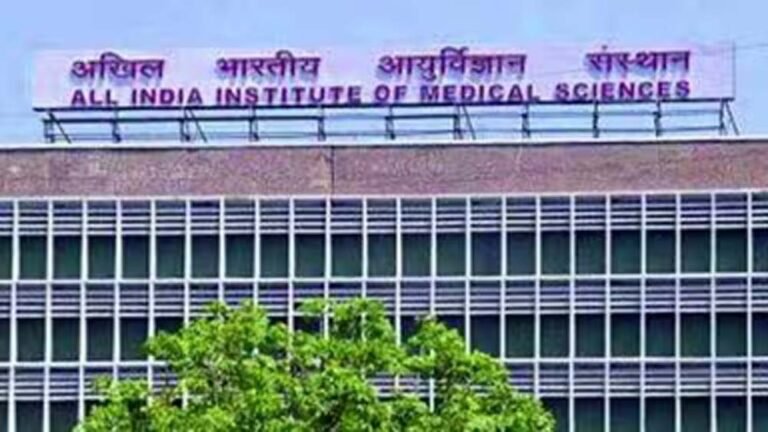 एम्स का कमाल: 7 माह से पैरालिसिस झेल रही महिला फिर हुई सक्रिय, स्पाइनल ट्रीटमेंट से मिला राहत