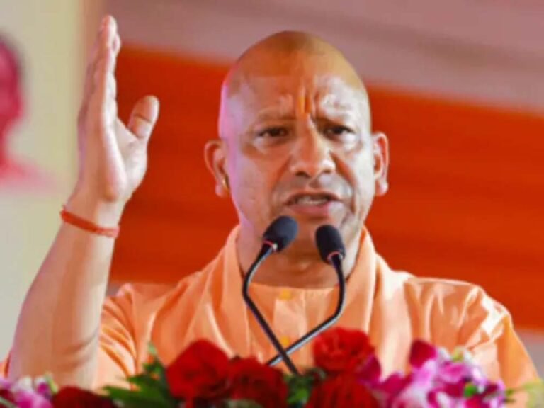 मुख्यमंत्री योगी आदित्यनाथ ने गोरखपुर में बेसिक शिक्षा विभाग द्वारा आयोजित समारोह में शिक्षामित्रों का किया सम्मान