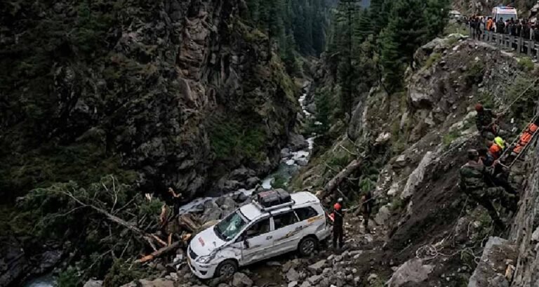 पहलगाम घूमने गए पर्यटकों की कार हादसे का शिकार, दो लोगों ने गंवाई जान