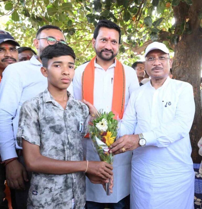 प्रतिभा का सम्मान: मुख्यमंत्री विष्णु देव साय के हाथों गिरवर पटेल हुए सम्मानित