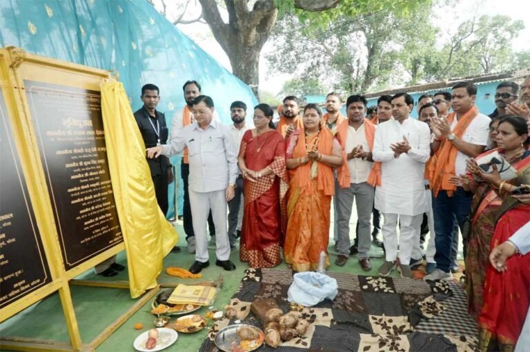 उद्योग मंत्री  लखनलाल देवंागन के मुख्य आतिथ्य एवं महापौर मती संजूदेवी राजपूत की अध्यक्षता में किया गया इन विकास कार्यो का भूमिपूजन