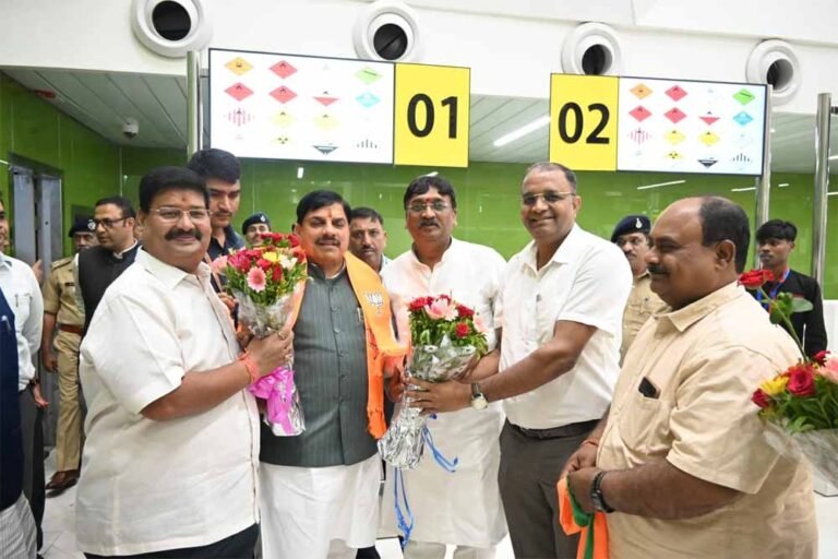 अनूपपुर के बिजुरी से ट्रांजिट विजिट पर जबलपुर पहुंचे CM मोहन यादव, रायपुर के लिए हुए रवाना