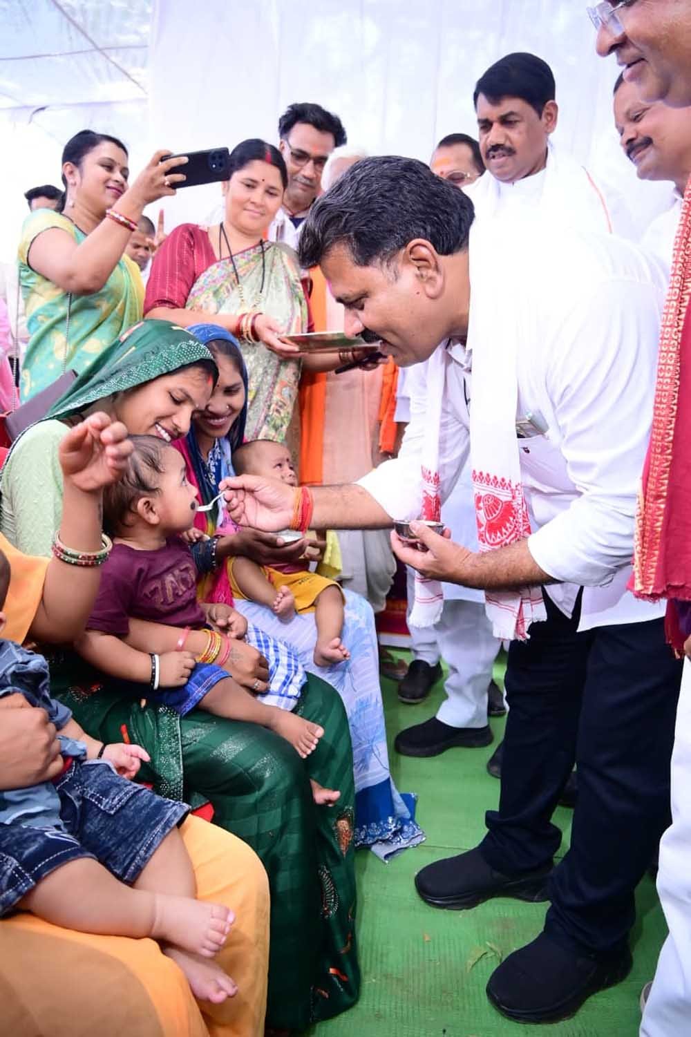 ग्रामवासियों के बीच पहुंचे उप मुख्यमंत्री श्री विजय शर्मा, मौके पर ही किया समस्याओं का समाधान