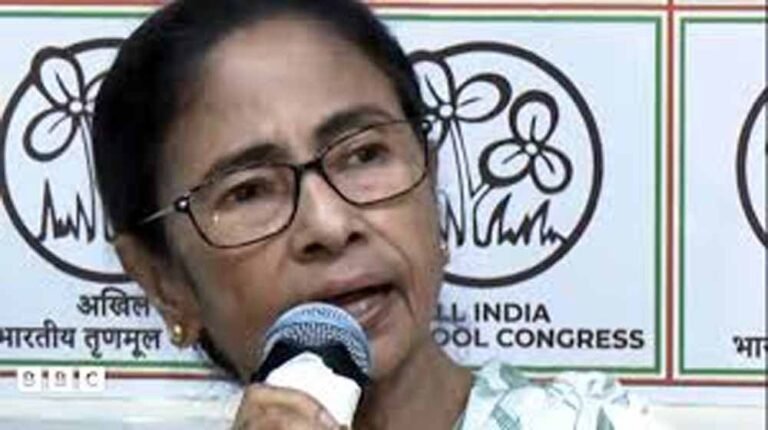 ममता बनर्जी का केंद्र और भाजपा पर हमला, चुनाव आयोग की भूमिका पर उठाए सवाल