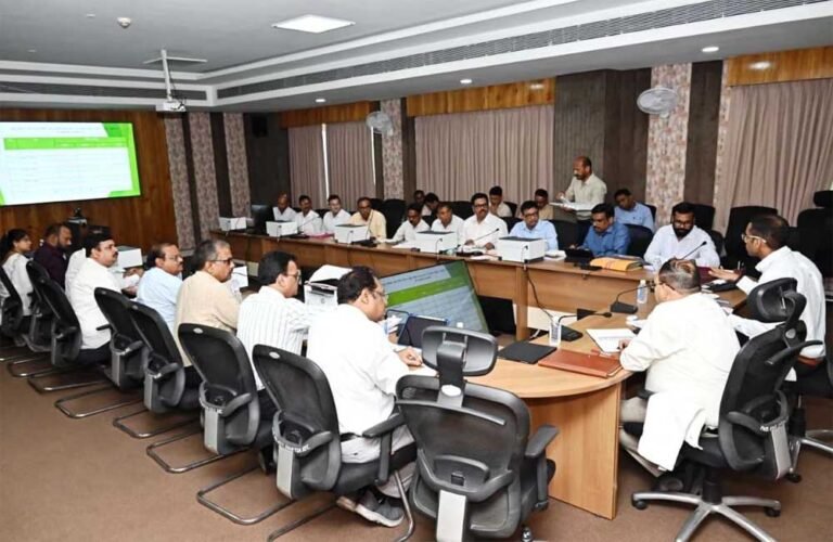 लोक निर्माण विभाग के सचिव ने रायपुर परिक्षेत्र के दोनों मंडलों के कार्यों की समीक्षा की