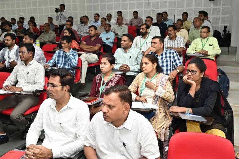 चरणबद्ध प्रशिक्षण सम्पन्न    शासकीय कार्यों में दक्षता एवं उत्पादकता बढ़ाने पर विशेष जोर