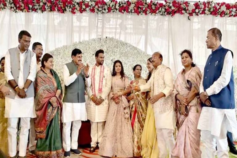 विवाह समारोह में शामिल होकर अभिशंख-स्तुति जायसवाल को सुखद दांपत्य जीवन का आशीर्वाद