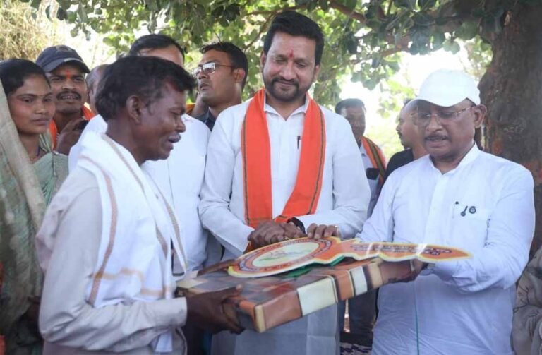 सुशासन तिहार: मुख्यमंत्री  विष्णु देव साय ने पीएम जनमन के हितग्राही को सौंपी खुशियों की चाबी