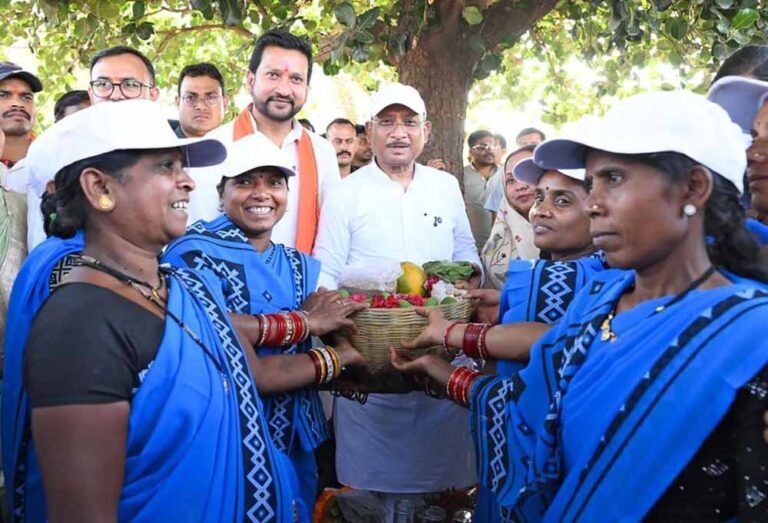 लखपति दीदियों के हौसले की उड़ान देख गदगद हुए मुख्यमंत्री श्री विष्णु देव साय , सबको और मेहनतकर अब करोड़पति बनने की राह पर चलने कहा