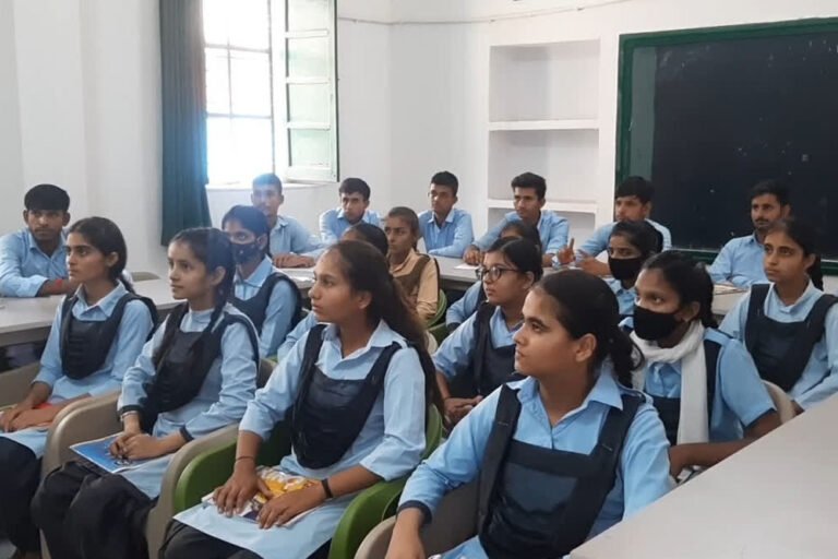 सरकारी स्कूलों की बढ़ी फीस से माता-पिता परेशान, शिक्षा खर्च में होगा इजाफा