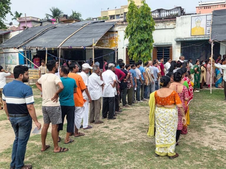 सुरक्षा के साए में बंगाल री-पोलिंग, 15 बूथों पर रिकॉर्ड 86.90% मतदान