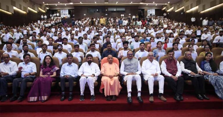 खाद्य सुरक्षा एवं औषधि प्रशासन विभाग के नवचयनित 357 कनिष्ठ विश्लेषकों (औषधि) तथा चिकित्सा एवं स्वास्थ्य विभाग के नवचयनित 252 दंत स्वास्थ्य विज्ञानियों के नियुक्ति पत्र वितरण कार्यक्रम में शामिल हुए सीएम योगी आदित्यनाथ