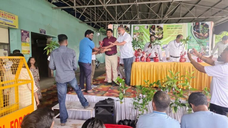 भोपाल स्टेशन पर ‘हरित युवा–हरित भारत’ अभियान की शुरुआत, यात्रियों को बांटे गए 500 पौधे