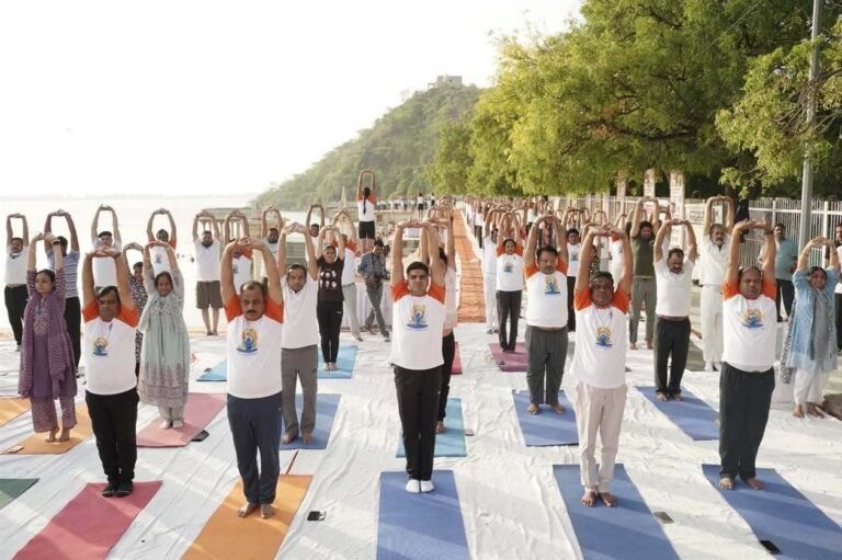 नौ चौकी पाल पर अंतरराष्ट्रीय योग दिवस का आयोजन, जनप्रतिनिधियों और हजारों नागरिकों की भागीदारी
