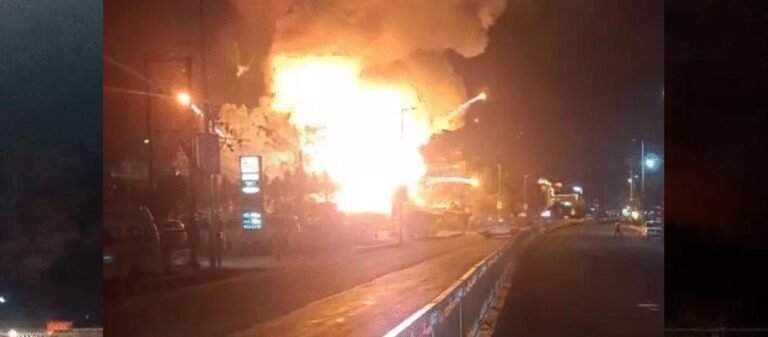 पटाखों की दुकान में आग लगते ही मचा हड़कंप, लगातार विस्फोटों से सहमे लोग; आसमान छूती रहीं लपटें