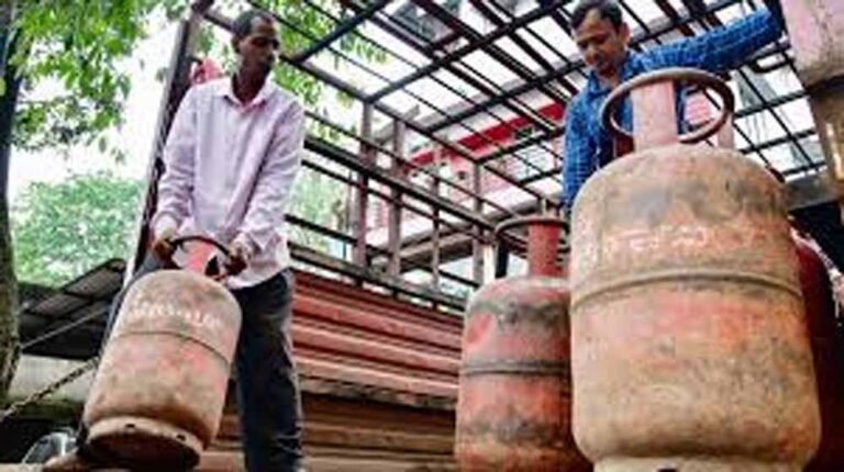 रसोई गैस पर महंगाई का वार, सालभर में LPG सिलेंडर 89 रुपये तक महंगा