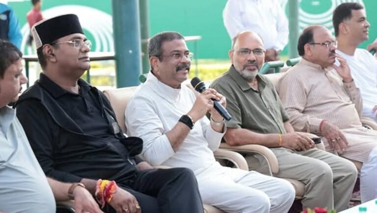 केंद्रीय शिक्षा मंत्री धर्मेंद्र प्रधान ने शूटिंग अकादमी में खिलाड़ियों से किया संवाद, बढ़ाया उत्साह