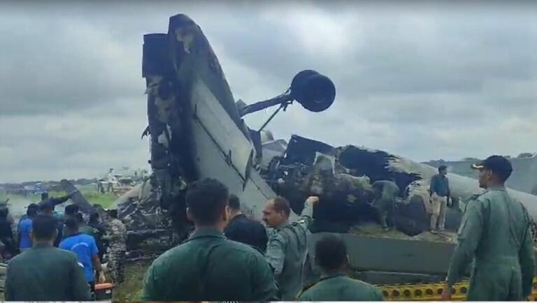 असम के जोरहाट एयरबेस पर बड़ा हादसा: भारतीय वायुसेना के विमान में लैंडिंग के बाद आग लगी