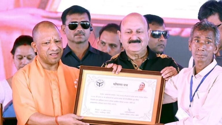 सीएम योगी ने लाभार्थियों को सौंपे प्रमाणपत्र, विभिन्न योजनाओं की सहायता राशि भी की वितरित