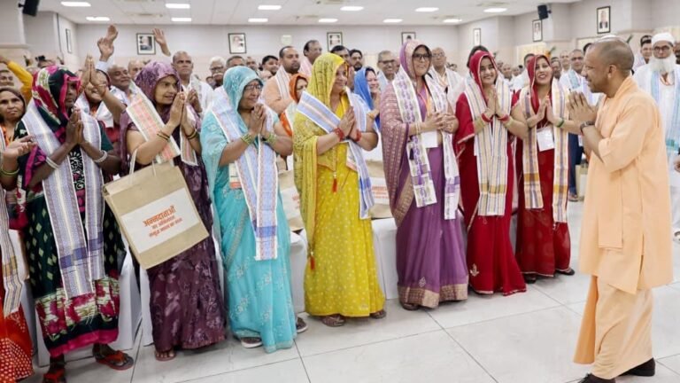 मुख्यमंत्री ने नोएडा इंटरनेशनल एयरपोर्ट, जेवर के निर्माण के लिए भूमि समर्पित करने वाले किसानों से किया संवाद