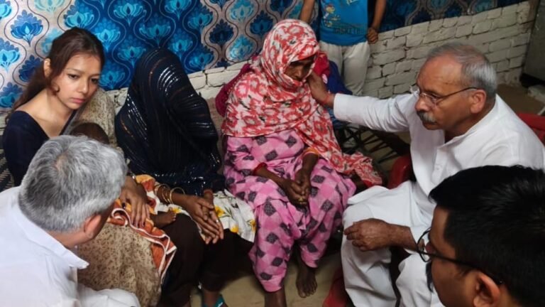 बागपत के हिलवाड़ी गांव पहुंचे जनप्रतिनिधि और अधिकारी, सौंपा 5 लाख रुपये का चेक