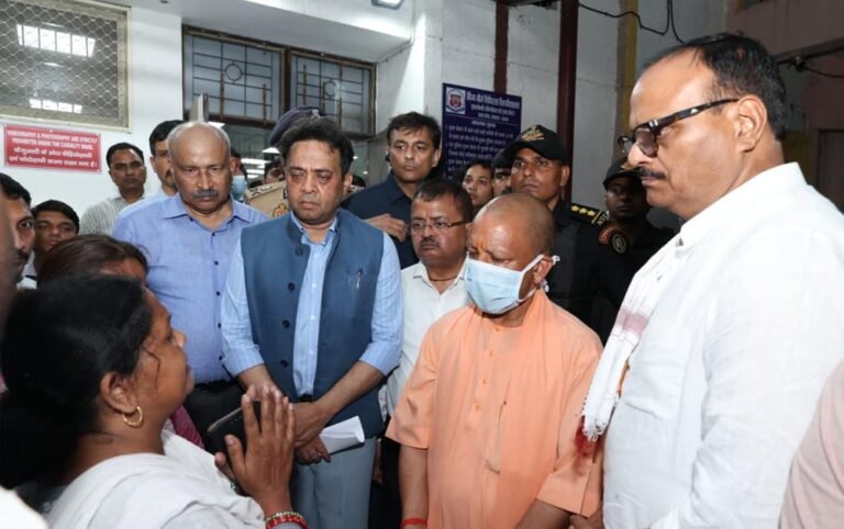अलीगढ़ से सीधे घटनास्थल और अस्पताल पहुंचे CM योगी, हाईलेवल बैठक के बाद ताबड़तोड़ एक्शन