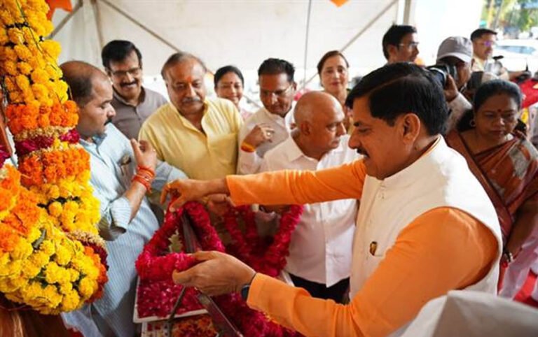 मुख्यमंत्री डॉ. यादव ने डॉ. श्यामा प्रसाद मुखर्जी के बलिदान दिवस पर उनकी प्रतिमा पर पुष्पांजलि अर्पित कर श्रद्धांजलि दी