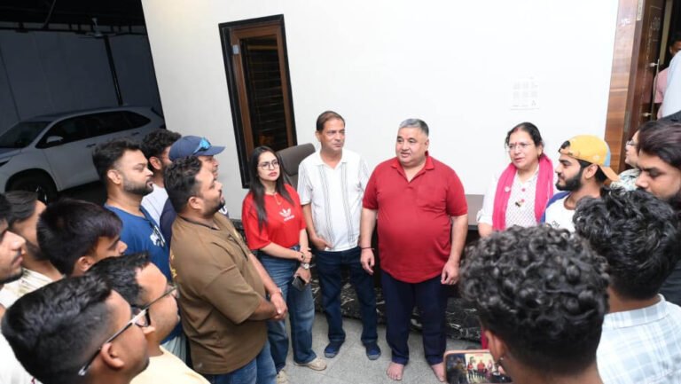 लखनपुर में सोशल मीडिया इन्फ्लूएन्सर्स से मिले पर्यटन एवं संस्कृति मंत्री राजेश अग्रवाल
