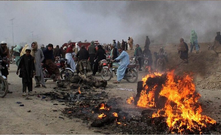 Pakistan-Afghanistan Tension: रात के हमले में 35 की मौत, सीमा पर बढ़ा तनाव, महीनेभर में चौथी बड़ी कार्रवाई