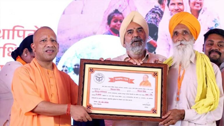 विभिन्न योजनाओं के लाभार्थियों को मुख्यमंत्री ने दिया सम्मान, सौंपे चेक और आवंटन पत्र