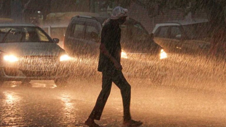 मानसून की दस्तक से बदला मौसम, आगरा में बारिश से सड़कें धंसीं और मकान ढहा