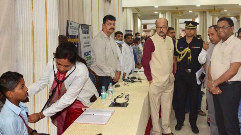 राज्यपाल डेका पहुंचे बाल रोग शिविर, लोकभवन में बच्चों के स्वास्थ्य परीक्षण का किया अवलोकन