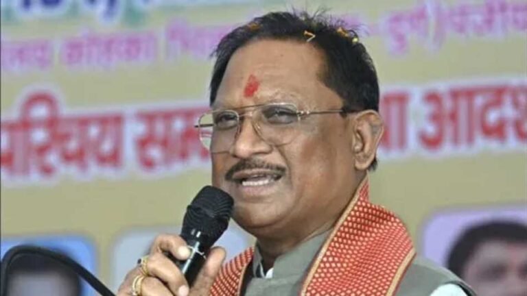 मुख्यमंत्री ने हितग्राहियों को वितरित किए विभिन्न योजनाओं के लाभ: ग्रामीणों से किया आत्मीय संवाद