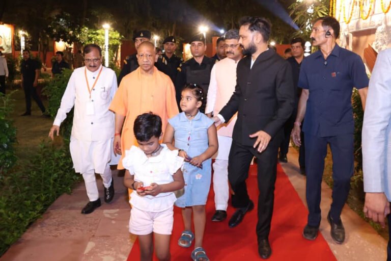 मुरादाबाद में CM योगी का अनोखा अंदाज, दो अनजान बच्चियों के हाथों कराया ‘श्री राम वाटिका’ का लोकार्पण