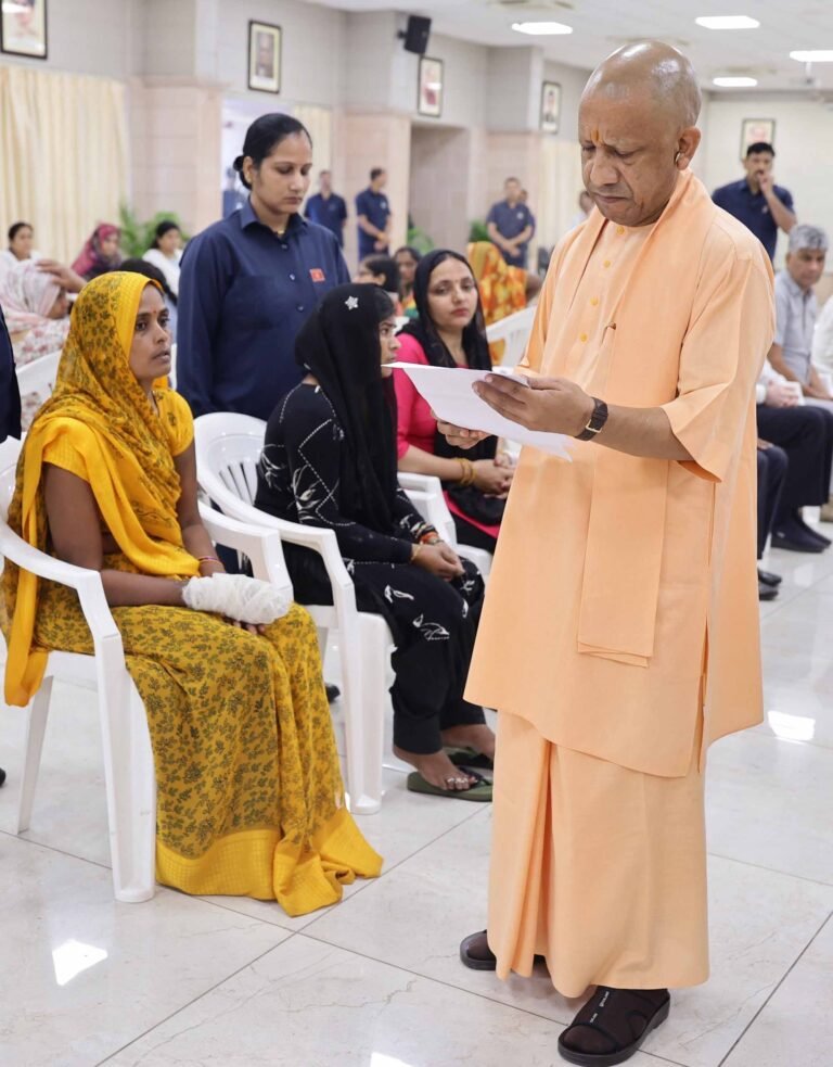 जनता दर्शन में सीएम योगी का सख्त रुख, अफसरों को दिए त्वरित कार्रवाई के निर्देश