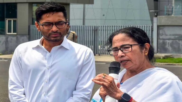 पार्टी में फूट की चर्चाओं के बीच TMC में बड़ा संगठनात्मक बदलाव, ममता ने लिया बड़ा एक्शन