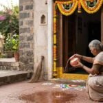 मुख्य द्वार पर जल छिड़काव: वास्तु अनुसार घर में सकारात्मक ऊर्जा बढ़ाने का उपाय
